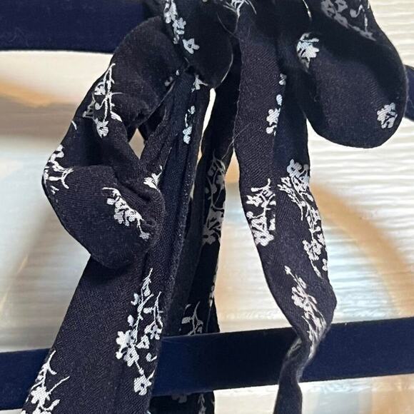 Dark navy and white floral - Picture 5 of 8